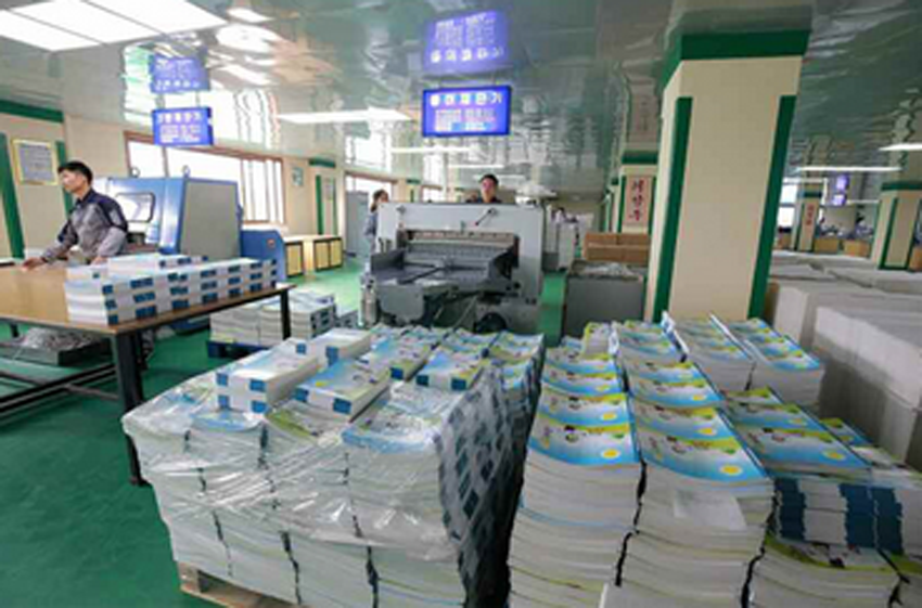 金正恩視察'蒲公英作業(yè)本工廠'，稱贊產(chǎn)品設(shè)計(jì)用心，動(dòng)漫元素引關(guān)注